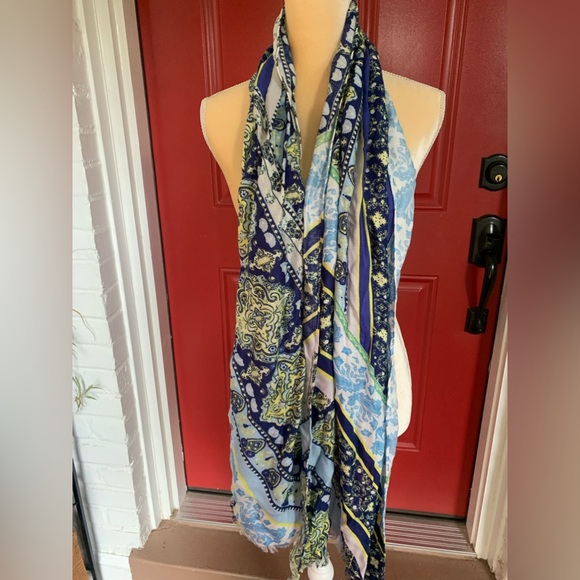 Max Studio large Scarf - Picture 1 of 3